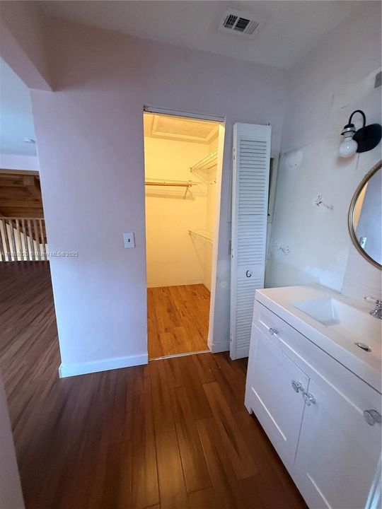 Recently Sold: $299,900 (1 beds, 1 baths, 990 Square Feet)