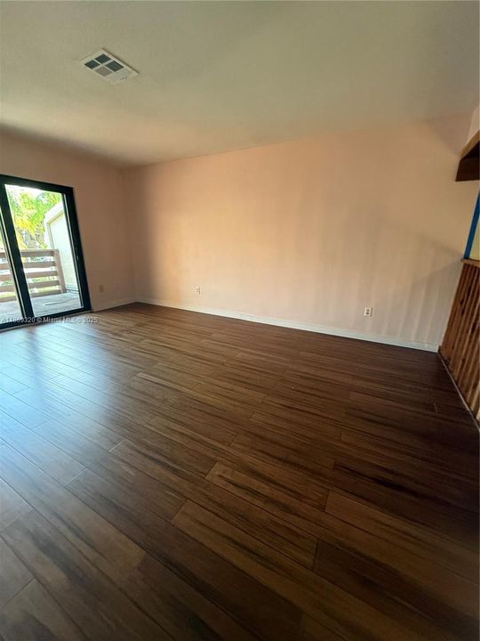 Recently Sold: $299,900 (1 beds, 1 baths, 990 Square Feet)