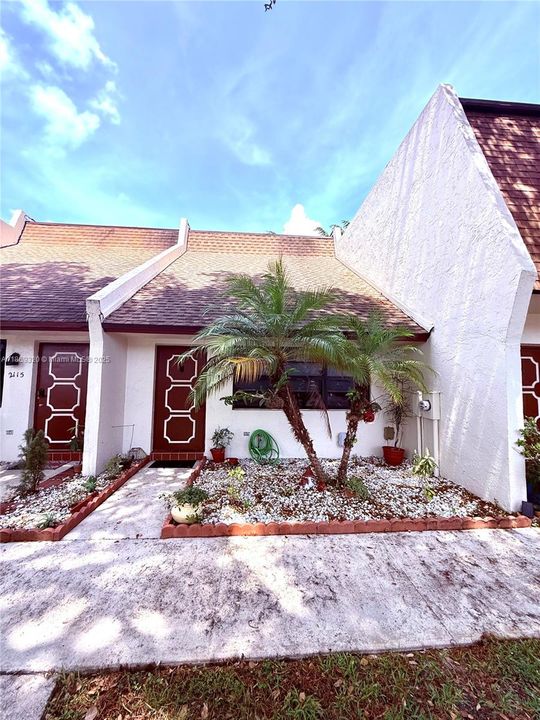 Recently Sold: $299,900 (1 beds, 1 baths, 990 Square Feet)