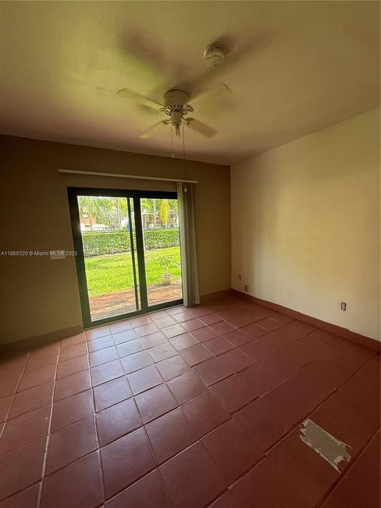 Recently Sold: $299,900 (1 beds, 1 baths, 990 Square Feet)