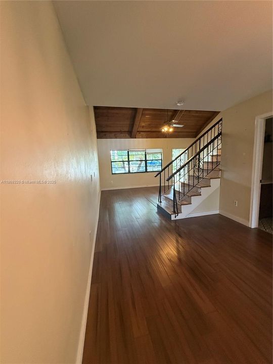 Recently Sold: $299,900 (1 beds, 1 baths, 990 Square Feet)