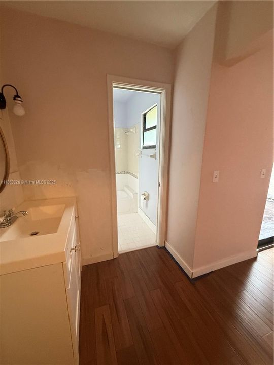 Recently Sold: $299,900 (1 beds, 1 baths, 990 Square Feet)