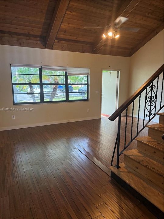 Recently Sold: $299,900 (1 beds, 1 baths, 990 Square Feet)