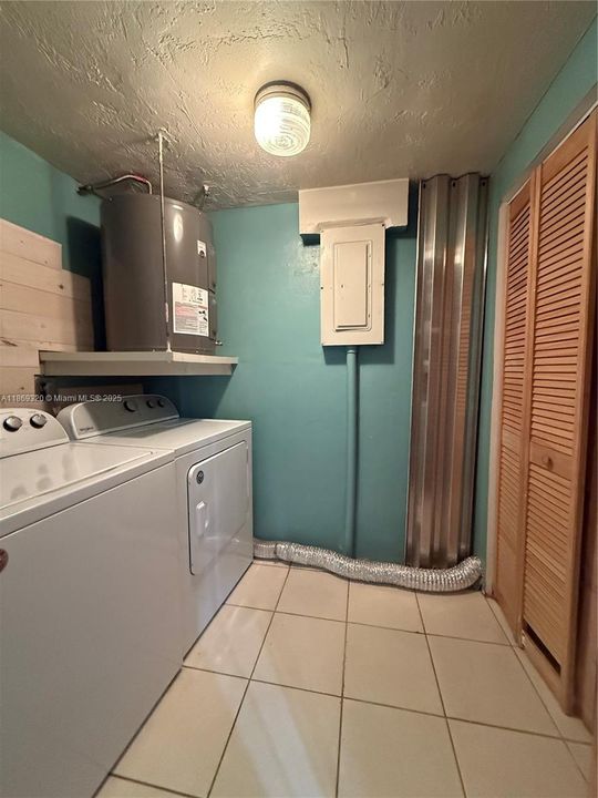 Recently Sold: $299,900 (1 beds, 1 baths, 990 Square Feet)