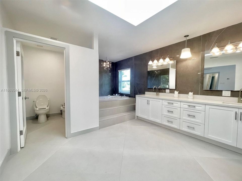 En Venta: $1,999,999 (5 camas, 4 baños, 3614 Pies cuadrados)