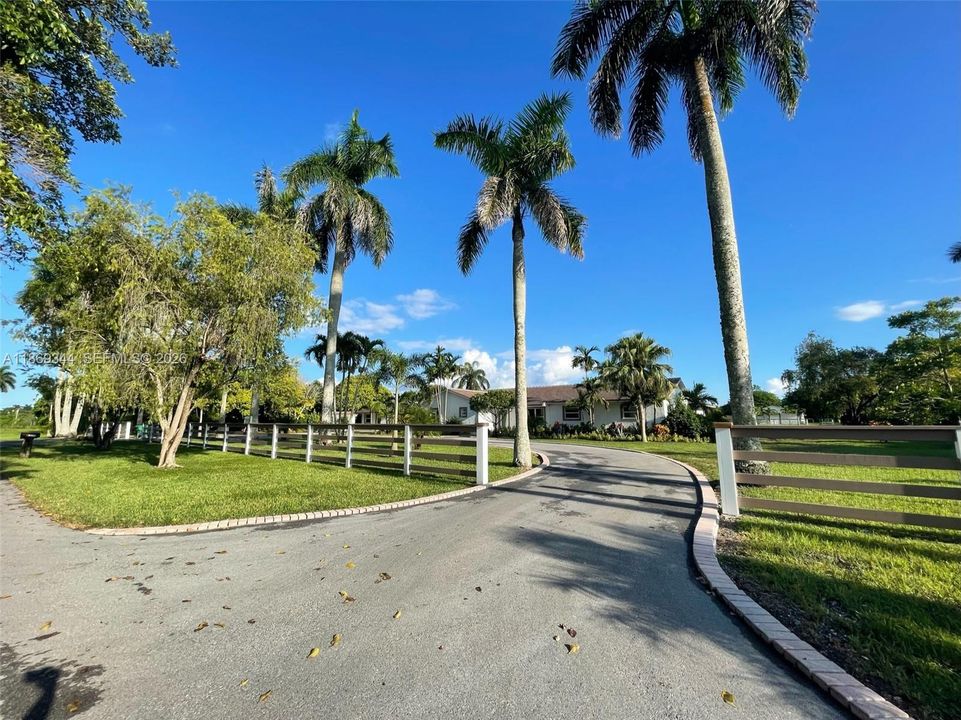 En Venta: $1,999,999 (5 camas, 4 baños, 3614 Pies cuadrados)