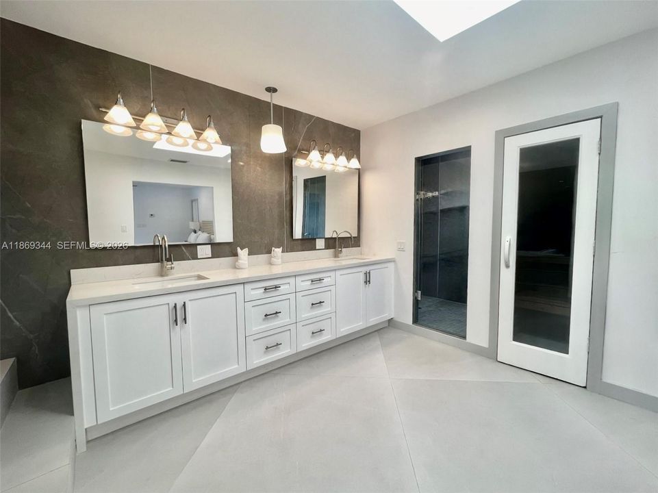 En Venta: $1,999,999 (5 camas, 4 baños, 3614 Pies cuadrados)