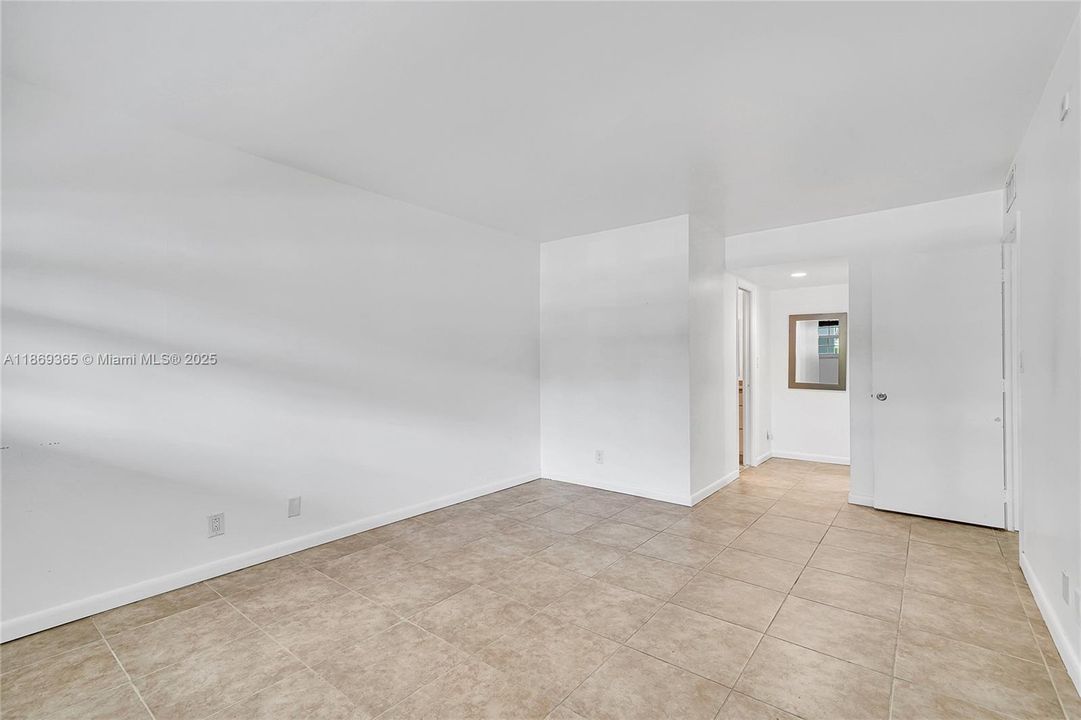 Active With Contract: $1,900 (2 beds, 2 baths, 1100 Square Feet)