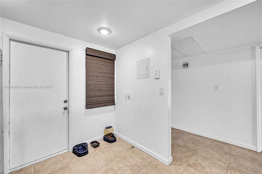 Active With Contract: $1,900 (2 beds, 2 baths, 1100 Square Feet)