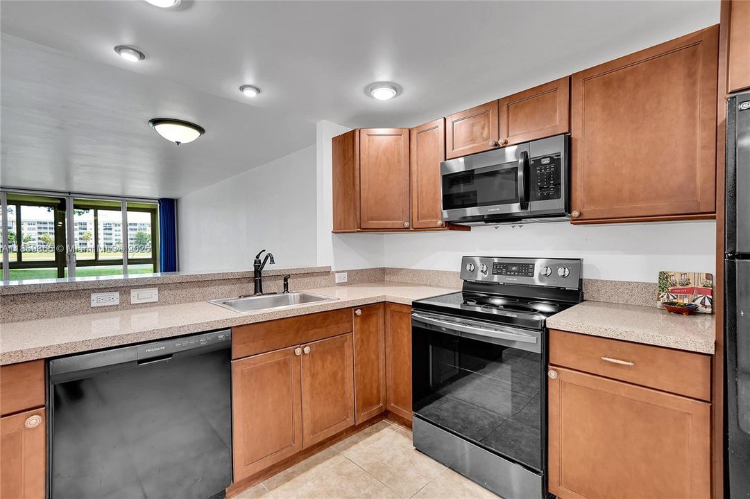Active With Contract: $1,900 (2 beds, 2 baths, 1100 Square Feet)