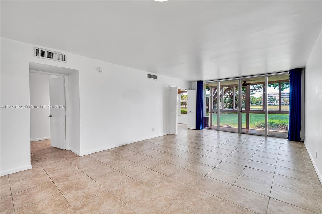 Active With Contract: $1,900 (2 beds, 2 baths, 1100 Square Feet)