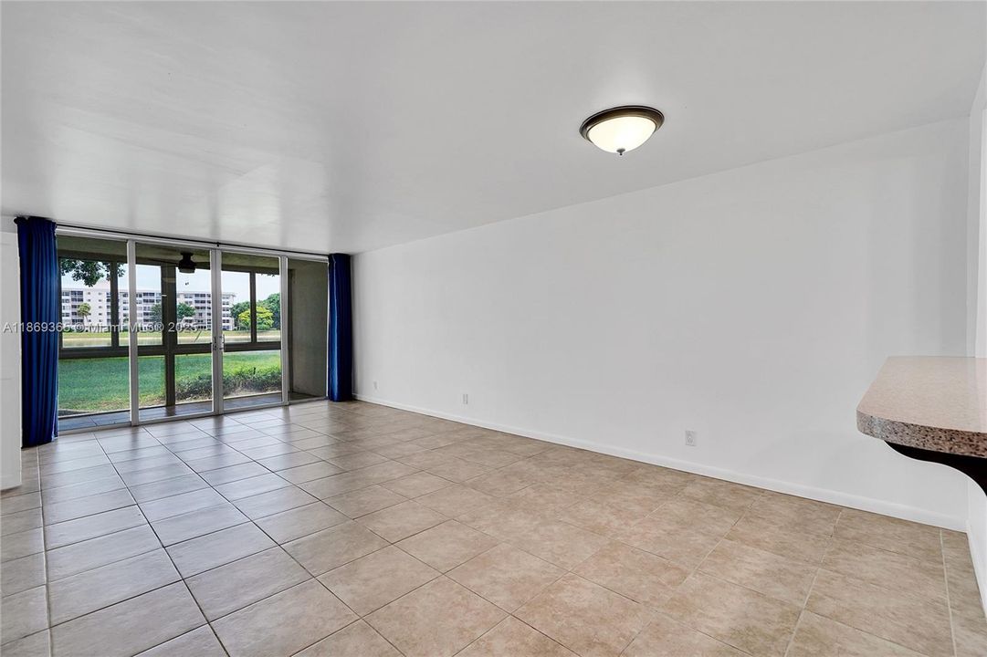 Active With Contract: $1,900 (2 beds, 2 baths, 1100 Square Feet)
