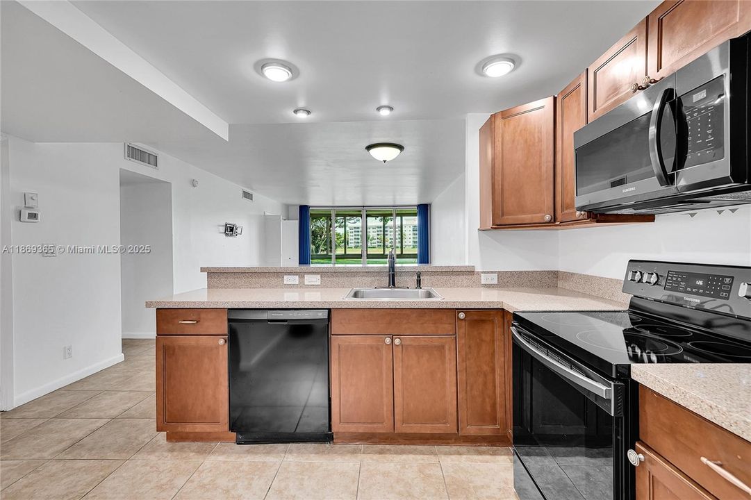 Active With Contract: $1,900 (2 beds, 2 baths, 1100 Square Feet)