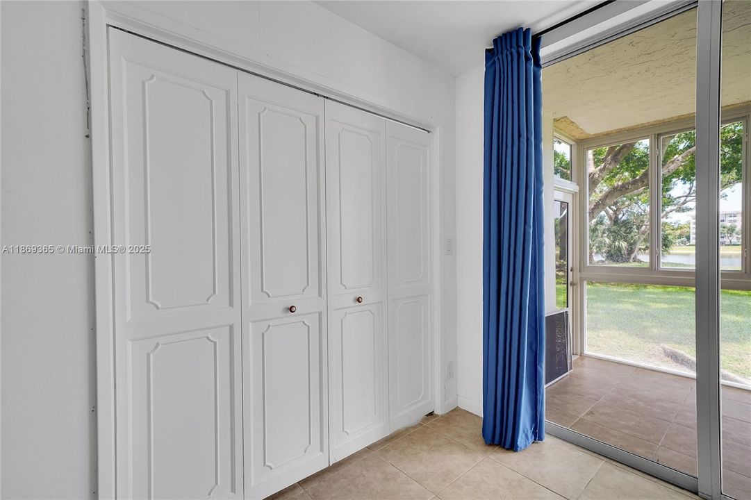 Active With Contract: $1,900 (2 beds, 2 baths, 1100 Square Feet)