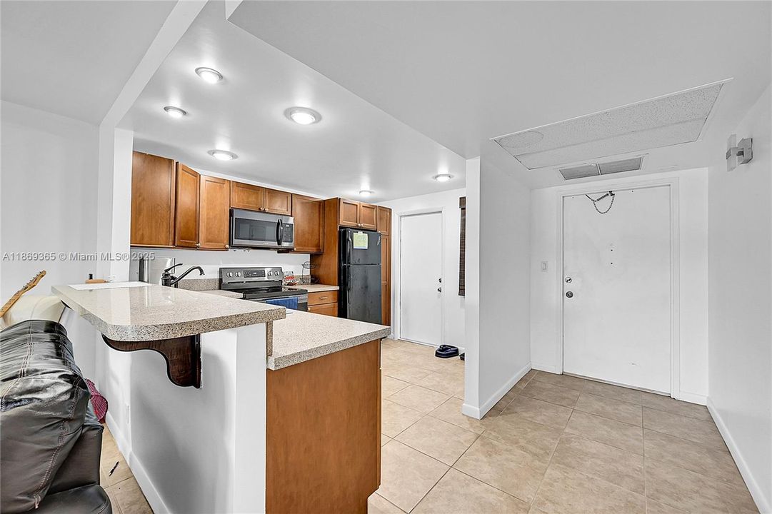 Active With Contract: $1,900 (2 beds, 2 baths, 1100 Square Feet)