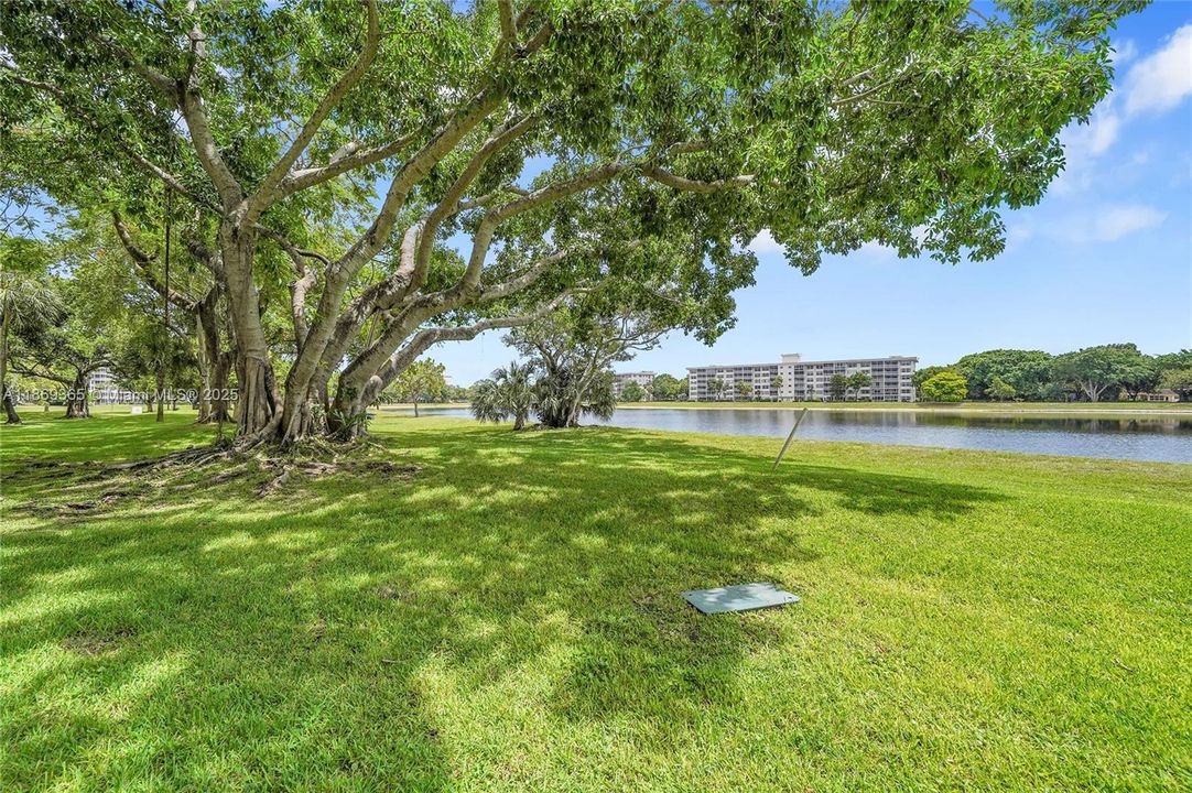 Active With Contract: $1,900 (2 beds, 2 baths, 1100 Square Feet)