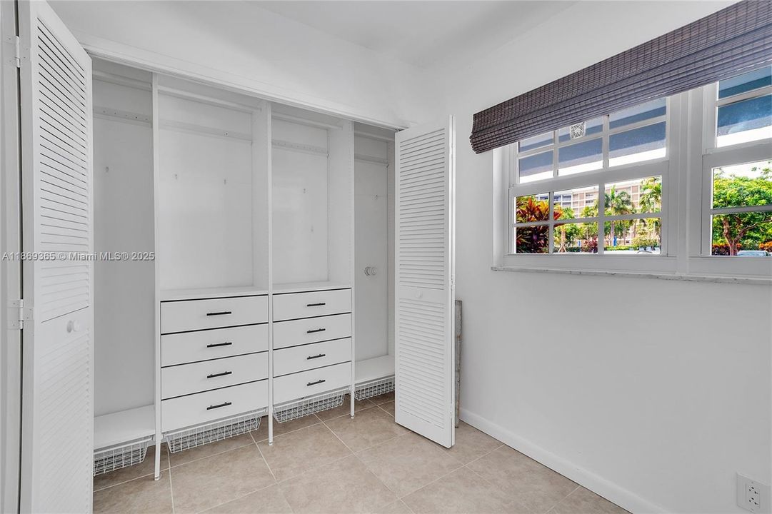 Active With Contract: $1,900 (2 beds, 2 baths, 1100 Square Feet)