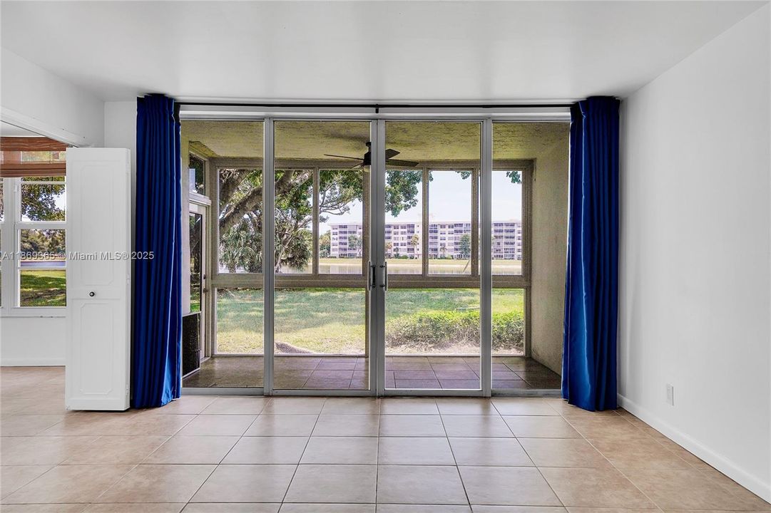 Active With Contract: $1,900 (2 beds, 2 baths, 1100 Square Feet)