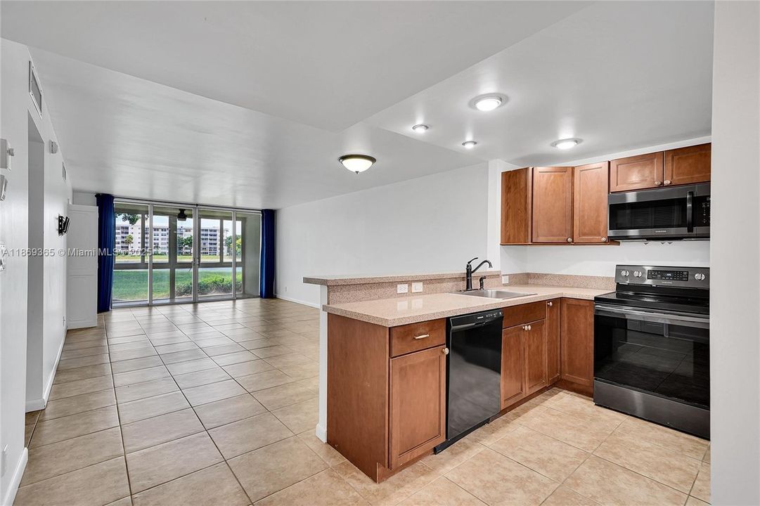Active With Contract: $1,900 (2 beds, 2 baths, 1100 Square Feet)
