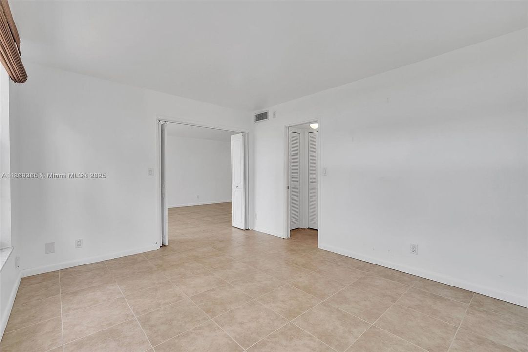 Active With Contract: $1,900 (2 beds, 2 baths, 1100 Square Feet)