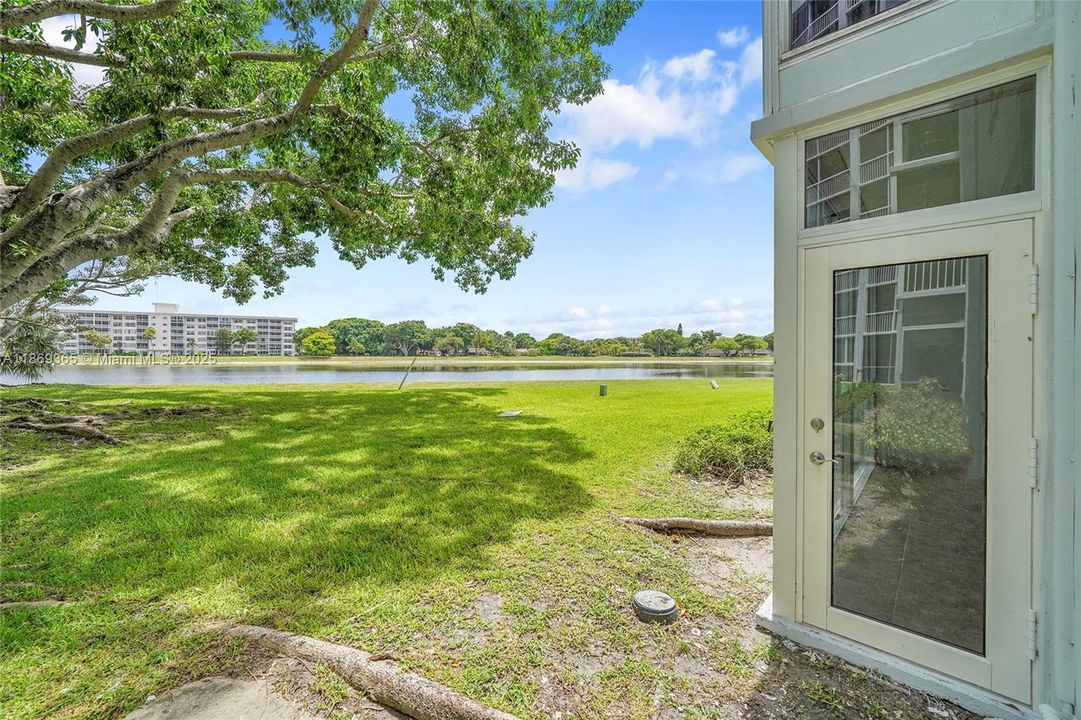 Active With Contract: $1,900 (2 beds, 2 baths, 1100 Square Feet)