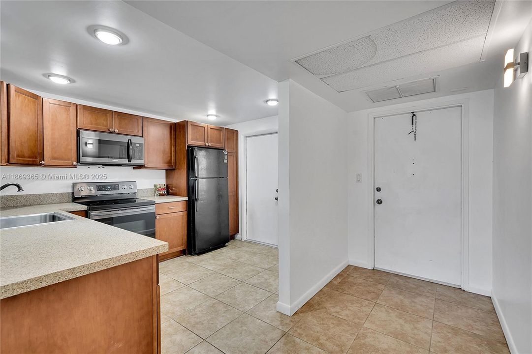 Active With Contract: $1,900 (2 beds, 2 baths, 1100 Square Feet)