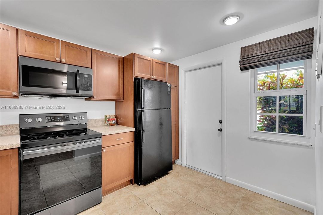 Active With Contract: $1,900 (2 beds, 2 baths, 1100 Square Feet)