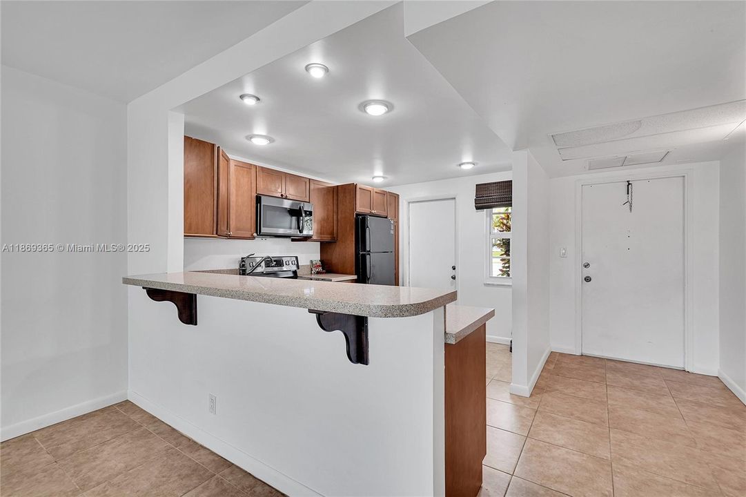 Active With Contract: $1,900 (2 beds, 2 baths, 1100 Square Feet)