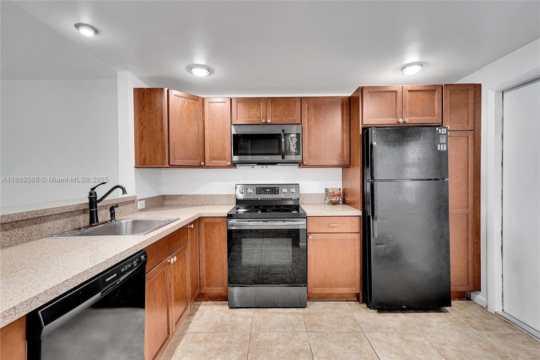 Active With Contract: $1,900 (2 beds, 2 baths, 1100 Square Feet)
