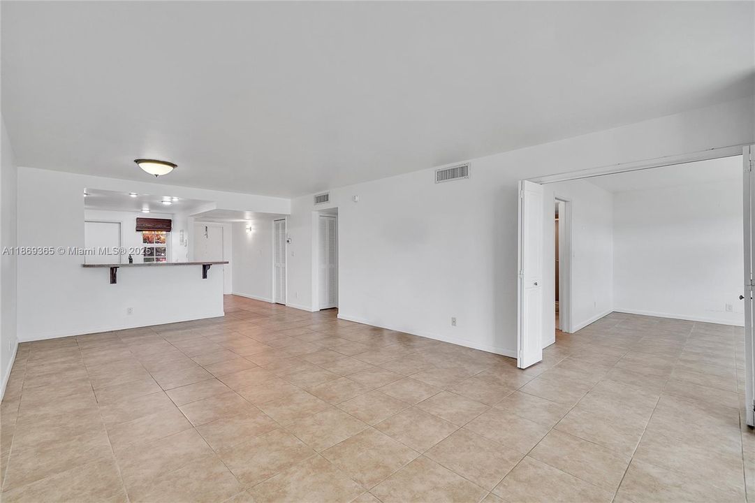 Active With Contract: $1,900 (2 beds, 2 baths, 1100 Square Feet)