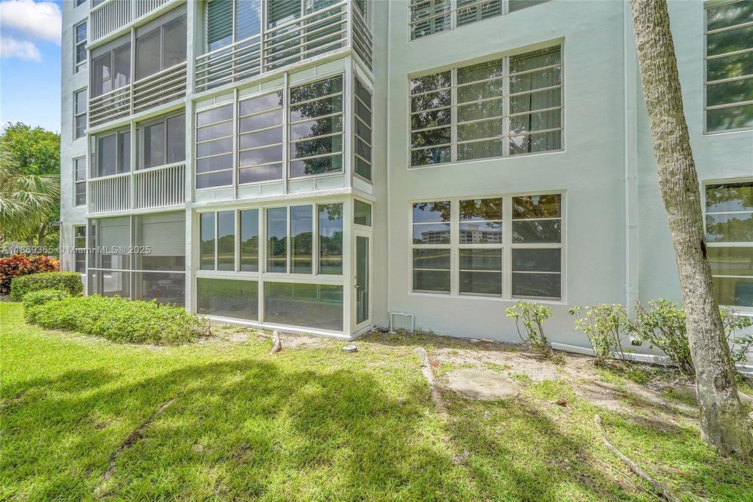 Active With Contract: $1,900 (2 beds, 2 baths, 1100 Square Feet)