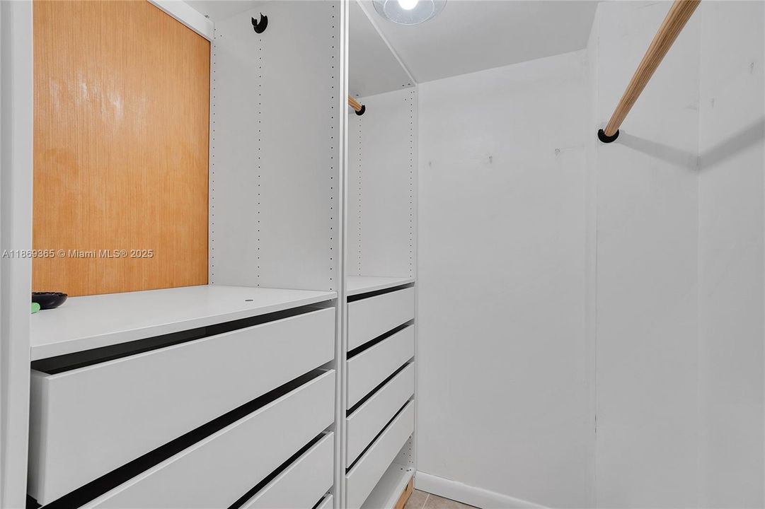 Active With Contract: $1,900 (2 beds, 2 baths, 1100 Square Feet)