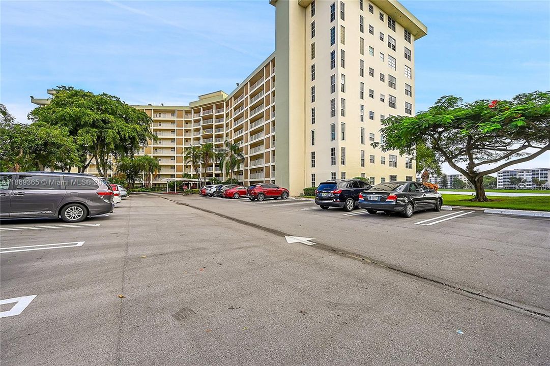 Active With Contract: $1,900 (2 beds, 2 baths, 1100 Square Feet)