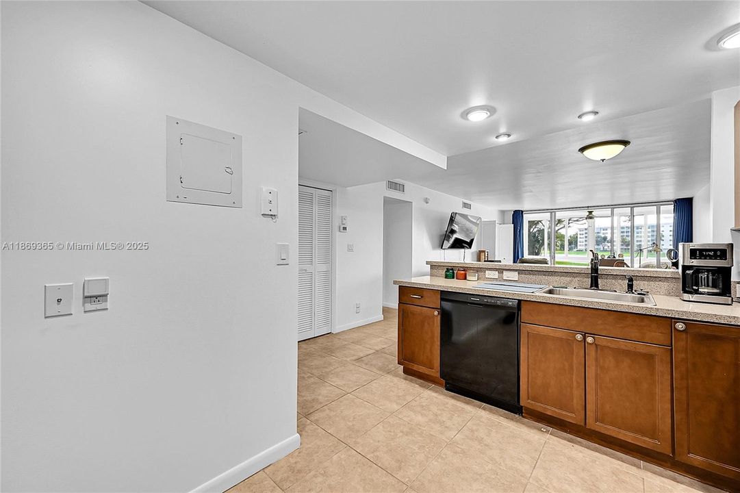 Active With Contract: $1,900 (2 beds, 2 baths, 1100 Square Feet)