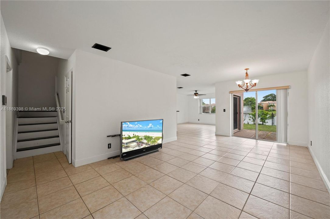 合同活跃: $3,650 (4 贝兹, 2 浴室, 1790 平方英尺)