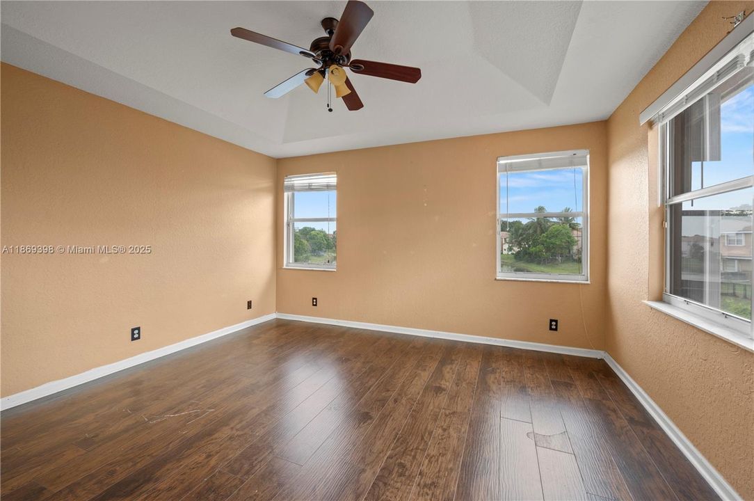 合同活跃: $3,650 (4 贝兹, 2 浴室, 1790 平方英尺)