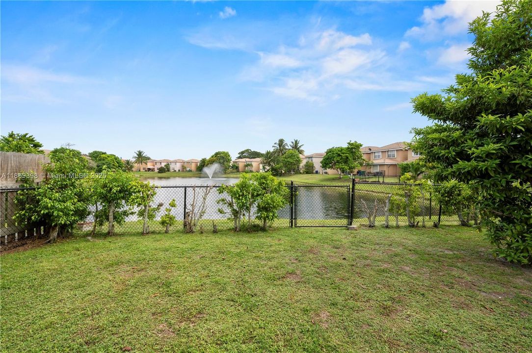 合同活跃: $3,650 (4 贝兹, 2 浴室, 1790 平方英尺)