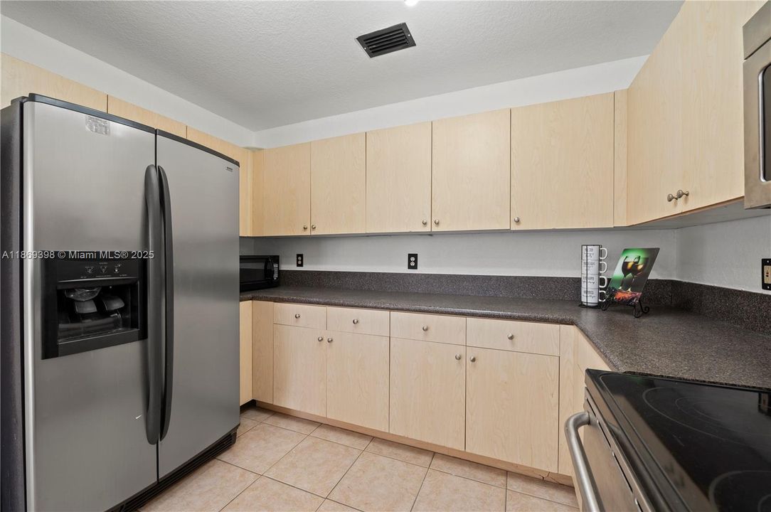 合同活跃: $3,650 (4 贝兹, 2 浴室, 1790 平方英尺)