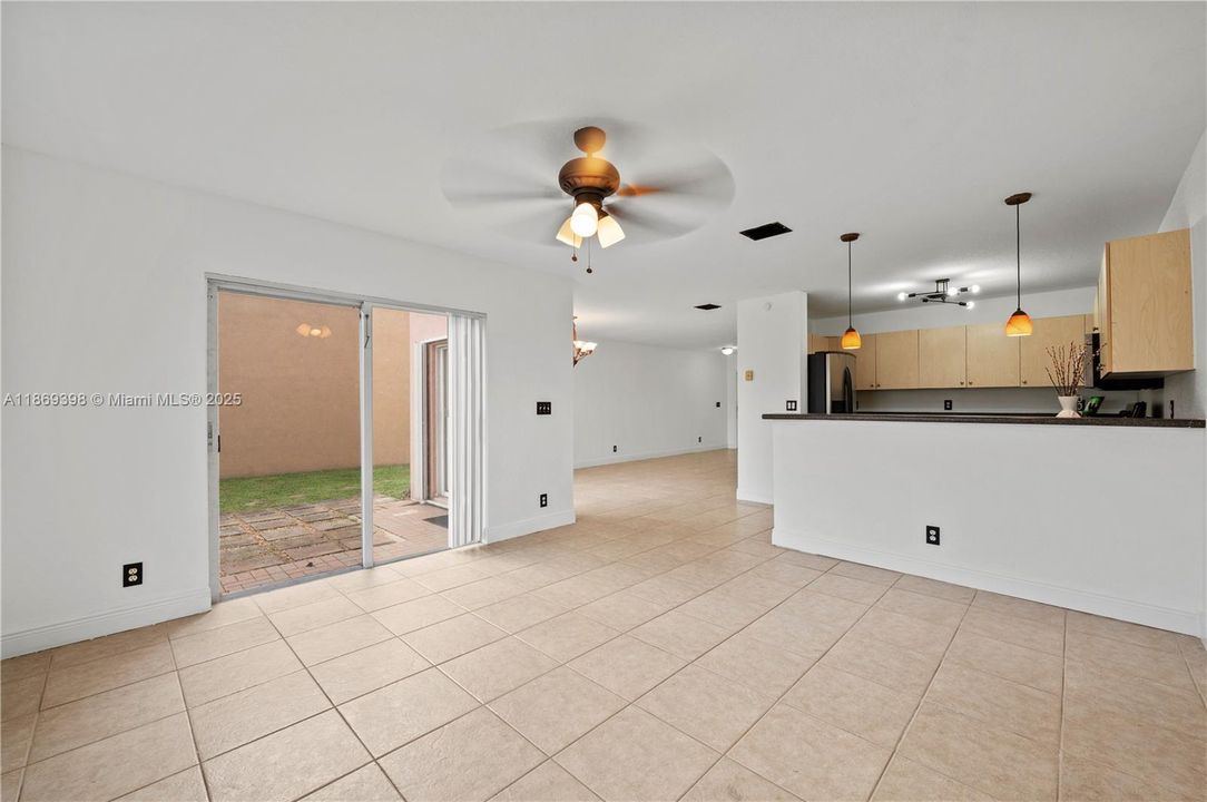 合同活跃: $3,650 (4 贝兹, 2 浴室, 1790 平方英尺)