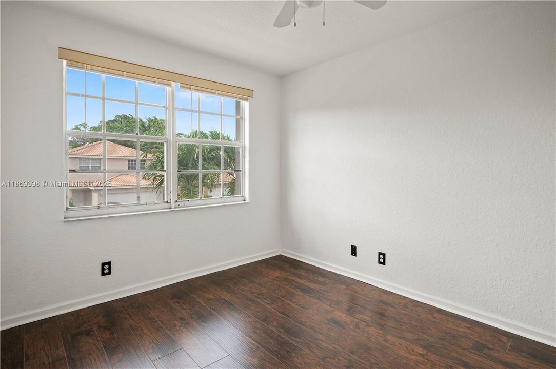 合同活跃: $3,650 (4 贝兹, 2 浴室, 1790 平方英尺)