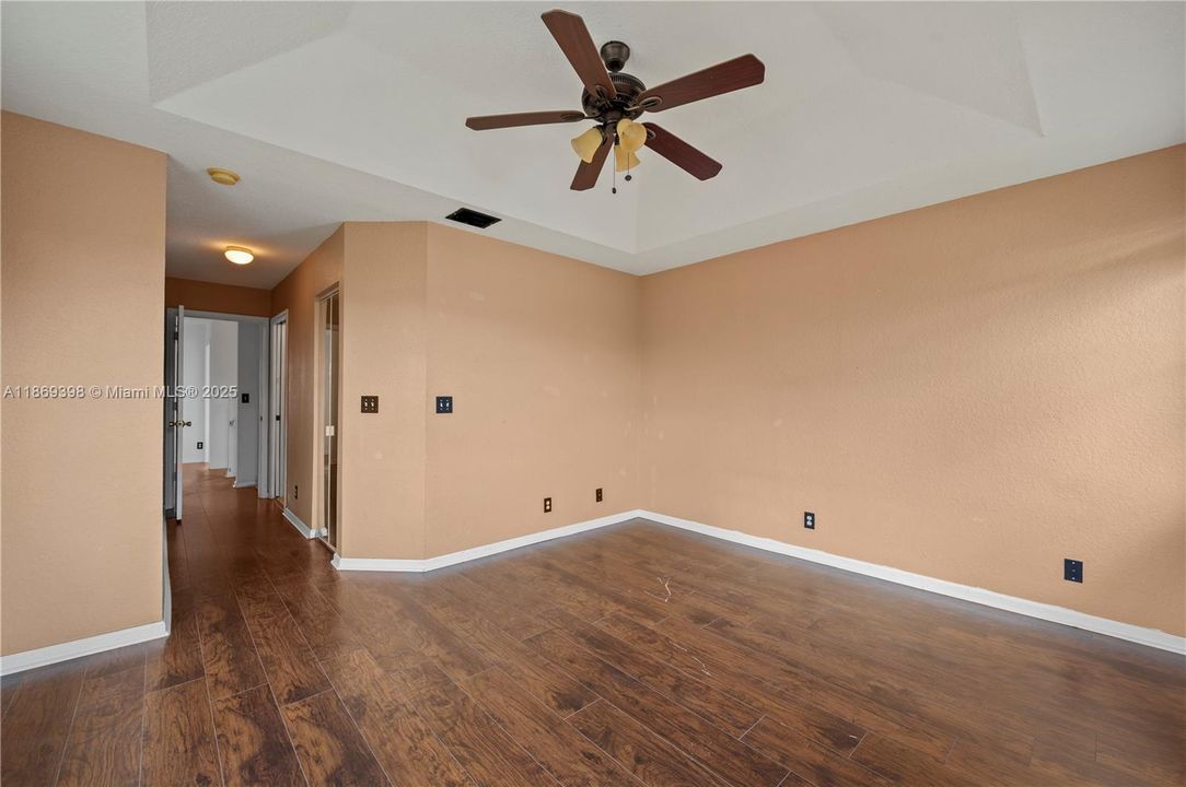 合同活跃: $3,650 (4 贝兹, 2 浴室, 1790 平方英尺)