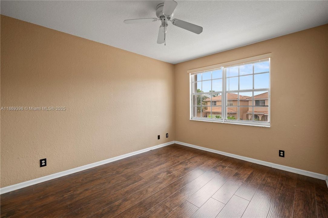 合同活跃: $3,650 (4 贝兹, 2 浴室, 1790 平方英尺)