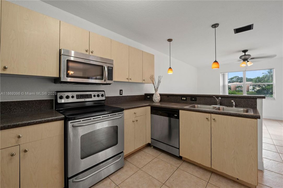 合同活跃: $3,650 (4 贝兹, 2 浴室, 1790 平方英尺)