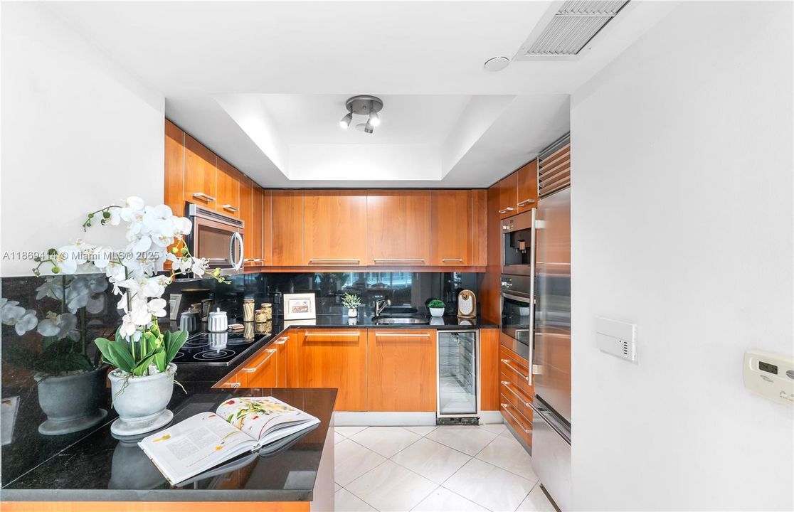 For Sale: $749,900 (1 beds, 1 baths, 895 Square Feet)