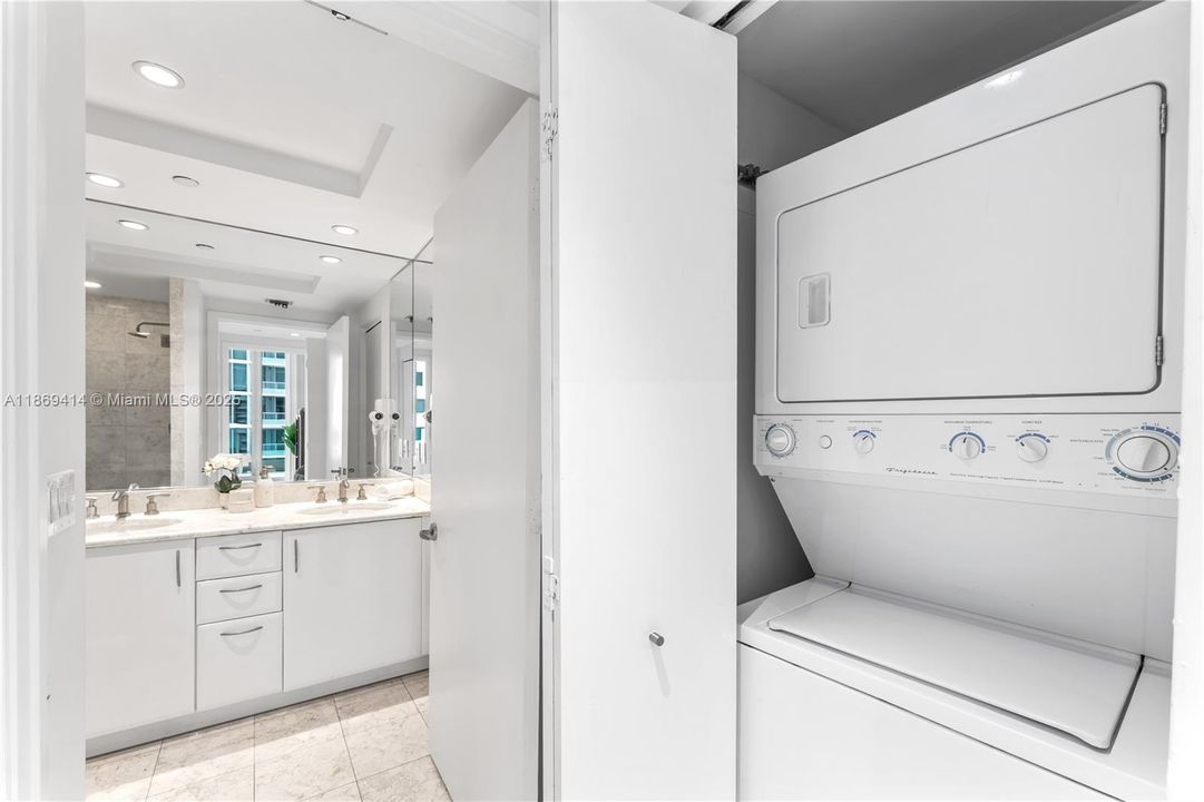 For Sale: $749,900 (1 beds, 1 baths, 895 Square Feet)