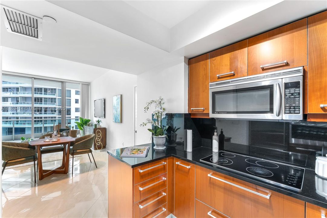 For Sale: $749,900 (1 beds, 1 baths, 895 Square Feet)