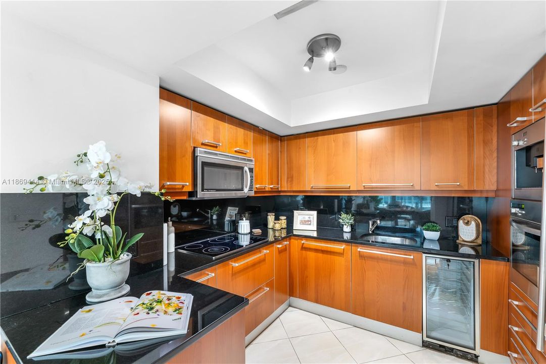 For Sale: $749,900 (1 beds, 1 baths, 895 Square Feet)