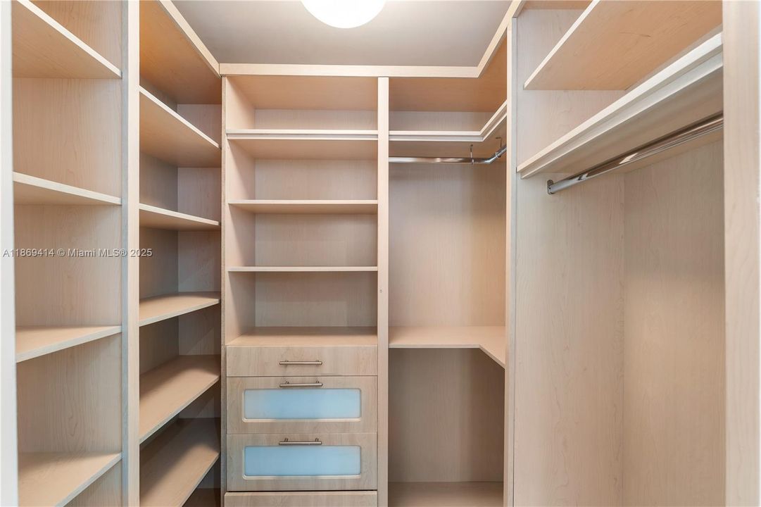 For Sale: $749,900 (1 beds, 1 baths, 895 Square Feet)