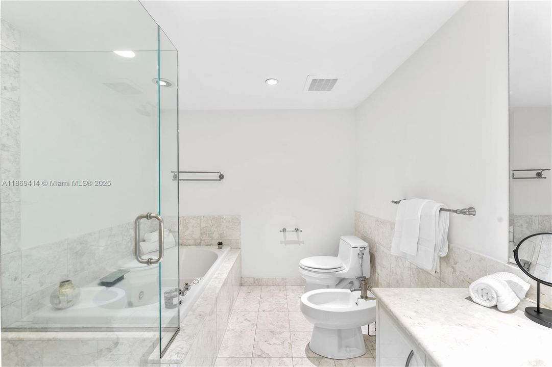 For Sale: $749,900 (1 beds, 1 baths, 895 Square Feet)