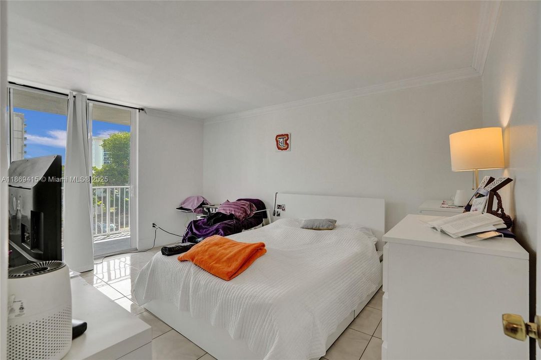 For Sale: $240,000 (2 beds, 2 baths, 900 Square Feet)